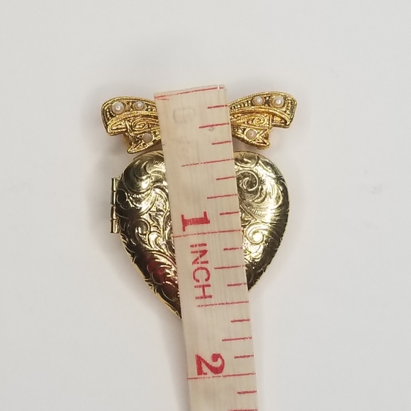 VINTAGE ORNATE GOLD TONE HEART LOCKET RIBBON PIN - Picture 5 of 6